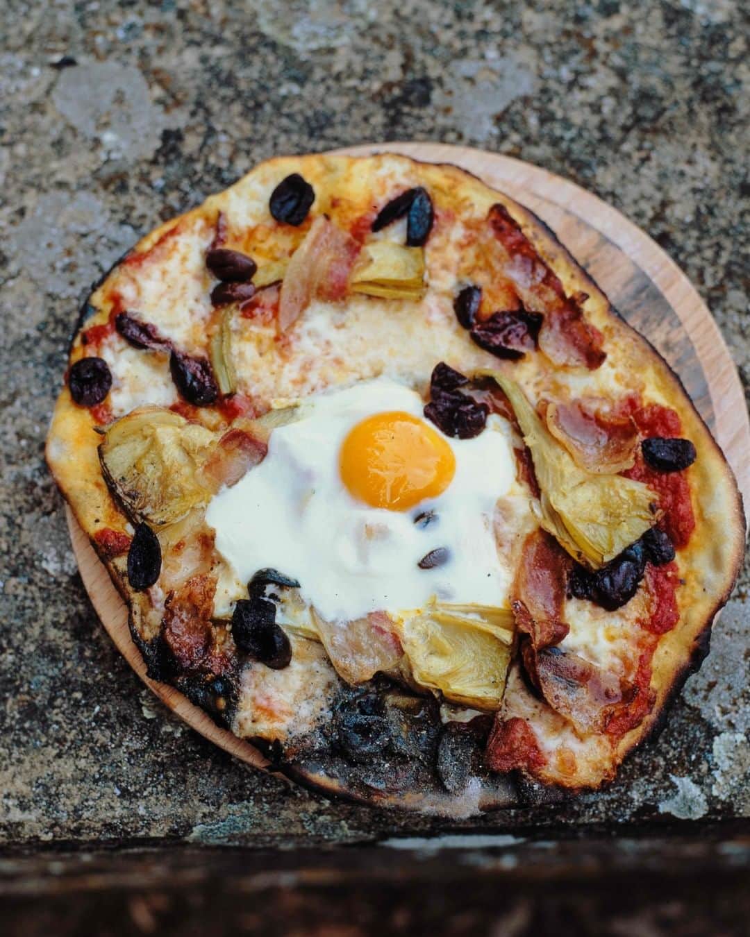 ジェイミー・オリヴァーさんのインスタグラム写真 - (ジェイミー・オリヴァーInstagram)「This ones from 2005 'Jamie's Italy' p56 | Something as quick and simple as cracking an egg on a pizza looks impressive and tastes great!!! Egg, prosciutto, artichokes, olives, mozzarella, tomato sauce and basil...it's pukka as I would have said back then haha!! #throwback #NakedChef20」7月26日 3時31分 - jamieoliver