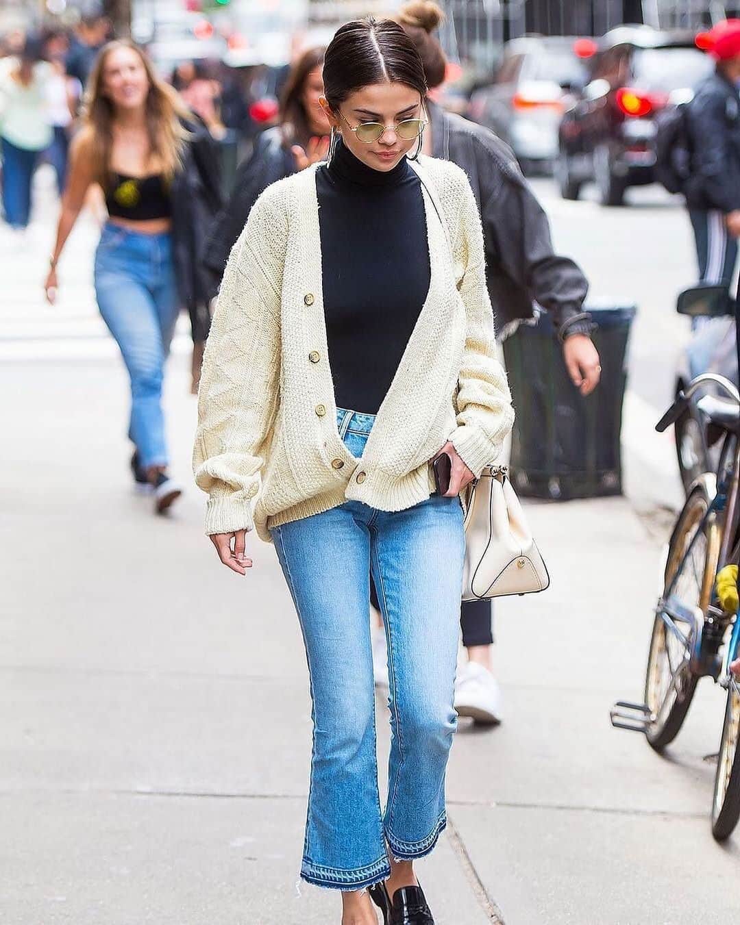 のインスタグラム：「Dreaming about cooler temperatures? Get @selenagomez's comfy-chic look, wearing the #dereklam Gia Jean and get ready for the Fall. #linkinbio」