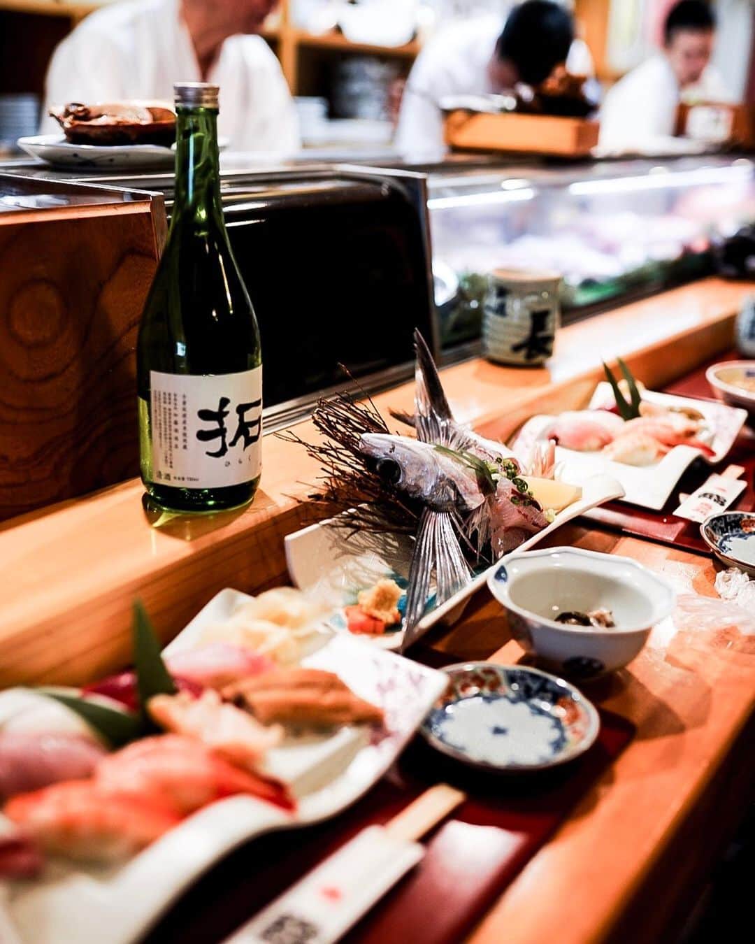 島野ミキさんのインスタグラム写真 - (島野ミキInstagram)「・ ・ 📍 長三郎鮨 車がおききれないくらい人気のお寿司屋さん🍣 私が行った時も満員だった😂 新鮮なとれたてな魚達を目の前でさばいてくれる。 お寿司屋さんなのにラーメンも置いてあるww なぜお寿司屋さんにラーメンも？って亭主に聞いたら日本人はお寿司とラーメンが好きだろ〜って それだけかーい😂www ・ 📍 フルーツカフェさいとう🥭 カキ氷に見えて食べると分かるカキ氷じゃないんです。 フルーツを凍らせてそのまま削ってるんだって！ どーりで味が濃いしなかなか溶けないわけだ(((╹д╹;))) もうこれに関しては絶品！！！！ 何杯でもイケる😂 私は珍しくて柿にしてみたよ😋 @niigata_prefectural_tourism ・ ・ #新潟観光 #ガストロノミー #新潟のつかいかた #新潟ガストロノミー#食景色 #日本海美食旅 #女子旅 #新潟 #佐渡島 #夏休み #sadoisland #バケーション #夏休み旅行#女子旅行#おすすめ#gourmet#グルメ#グルメ女子#Life#食べログ#食レポ#food #スイーツ #フルーツ#お寿司 #寿司 #鮨 #日本酒 #地酒」7月26日 9時09分 - miki_shimano