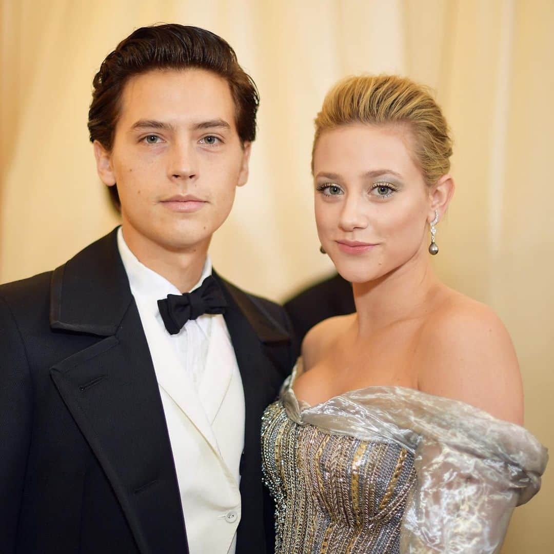 Teen Vogueさんのインスタグラム写真 - (Teen VogueInstagram)「When it comes to her relationship with Cole Sprouse, Lili Reinhart says, "A reliable source has confirmed that none of you know sh*t." 🙃 Cole and Lili speak out at the link in bio.」7月26日 9時02分 - teenvogue