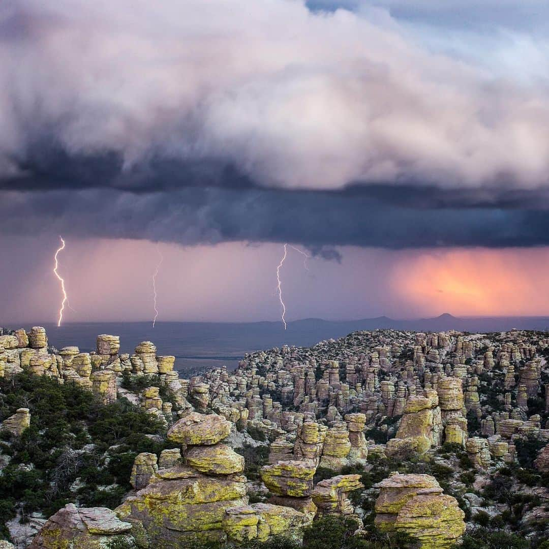 アメリカ内務省さんのインスタグラム写真 - (アメリカ内務省Instagram)「Hoodoos and pinnacles stretch out across the horizon at Chiricahua National Monument in #Arizona. Using time-lapse #photography, Sean Parker was able to capture the electrifying storm just beyond the splendor of the standing rocks. These mesmerizing rhyolite rock #pinnacles inspired the creation of this #monument, at times rising hundreds of feet into the air. They appear as though they may topple over at any time, performing a balancing act that leaves us awestruck. Photo courtesy of Sean Parker (@seanparkerphotography). #usinterior #travel #nationalmonument」7月26日 9時03分 - usinterior