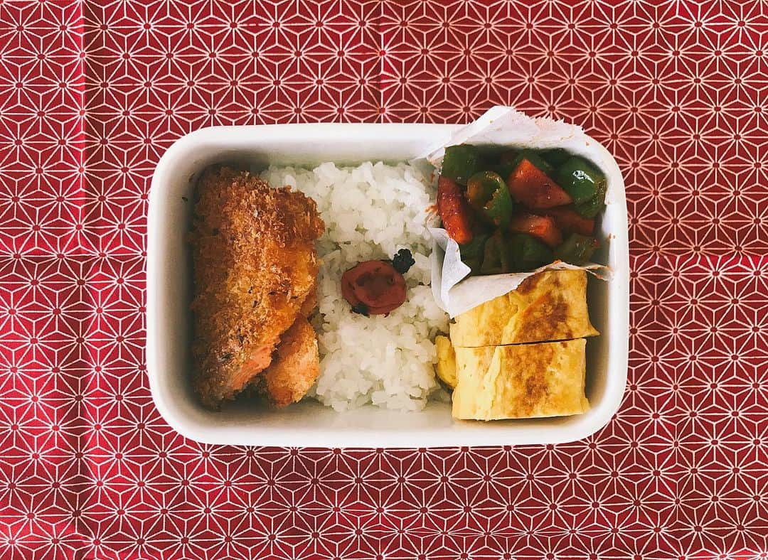 蓮沼千紘さんのインスタグラム写真 - (蓮沼千紘Instagram)「今日の一箱👩‍🍳 "赤の弁当" . . #kitchen #cooking#lunchbox #goodmoorning #蓮沼食堂 #今日の一箱」7月26日 9時07分 - knitchihiro