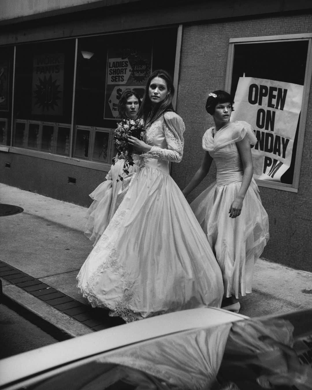 ピーター・リンドバーグさんのインスタグラム写真 - (ピーター・リンドバーグInstagram)「Galaxy Craze, Georgina Cooper & Zoe Gaze, Beckley, West Virginia, 1998 #LindberghStories #fromthevault #UntoldStories #gagosiangallery」7月26日 3時45分 - therealpeterlindbergh