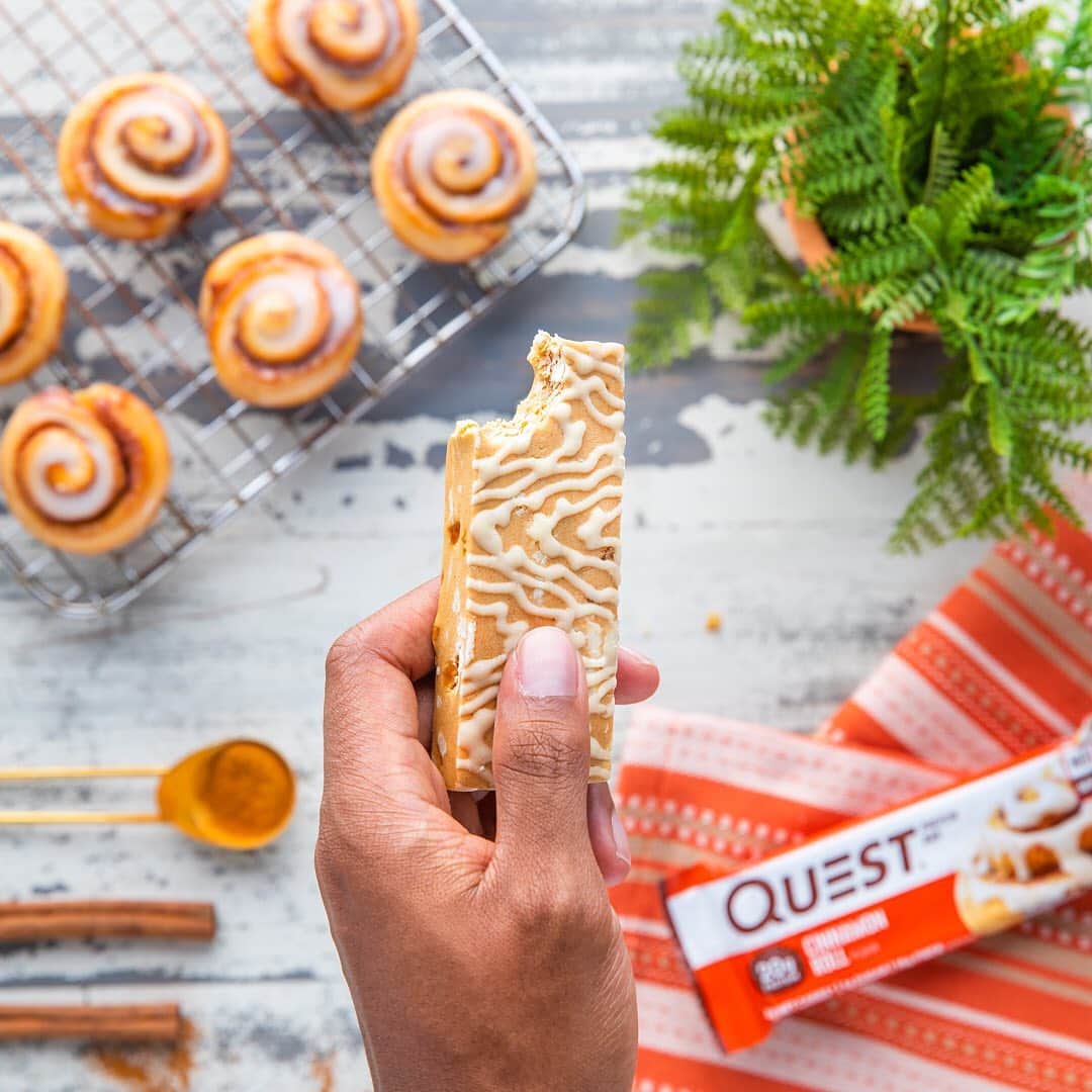 questnutritionさんのインスタグラム写真 - (questnutritionInstagram)「Meet the new chunky & drizzled Cinnamon Roll: 20g protein, 23g carb (15g fiber), 6g fat (4g net carbs) (1g sugar) 🤝」7月26日 3時51分 - questnutrition