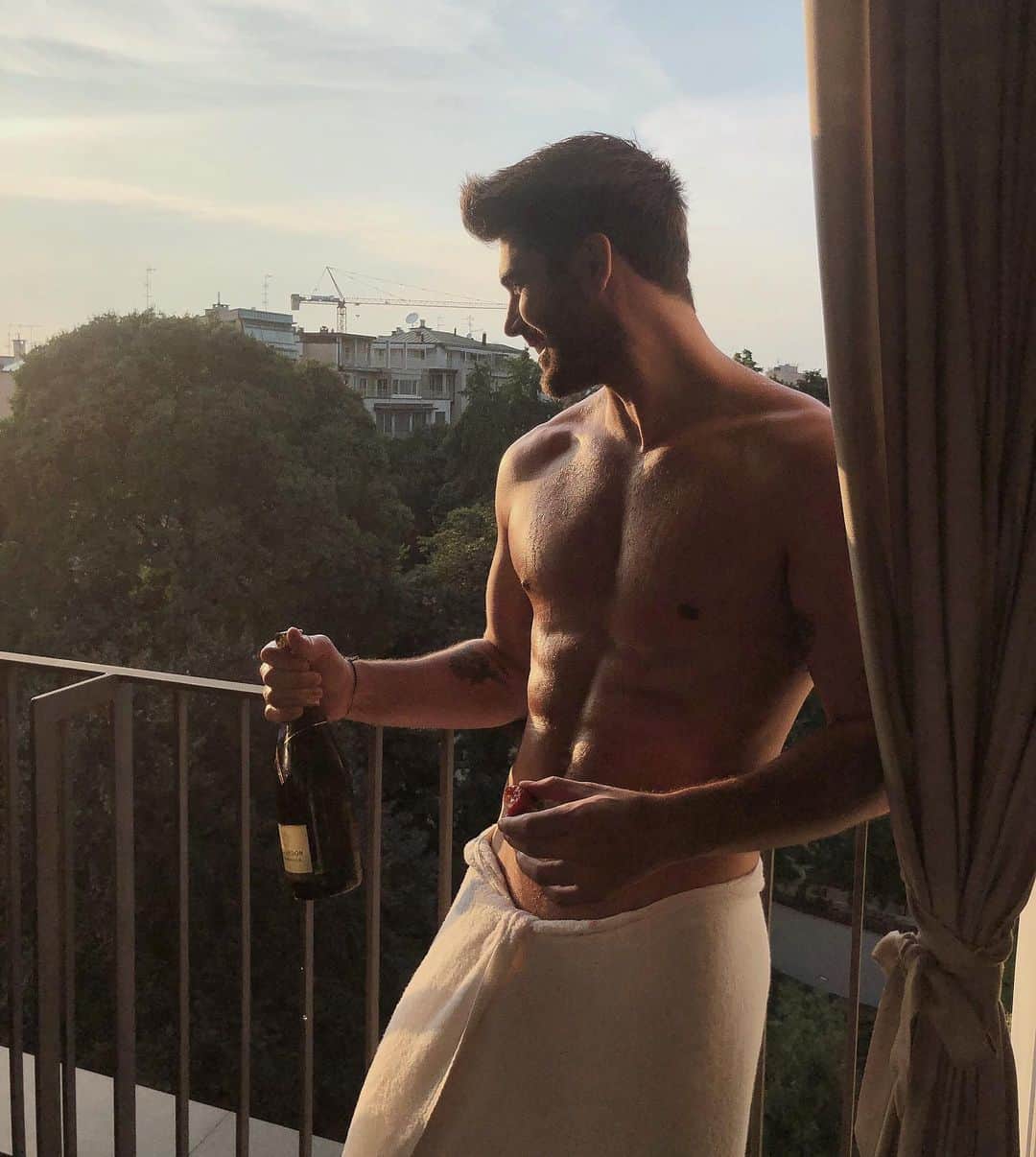 ニック・ベイトマンのインスタグラム：「The best view in Milan for our honeymoon 🌙 🇮🇹 @bulgarihotels  #bulgarihotels #bulgarimemories」