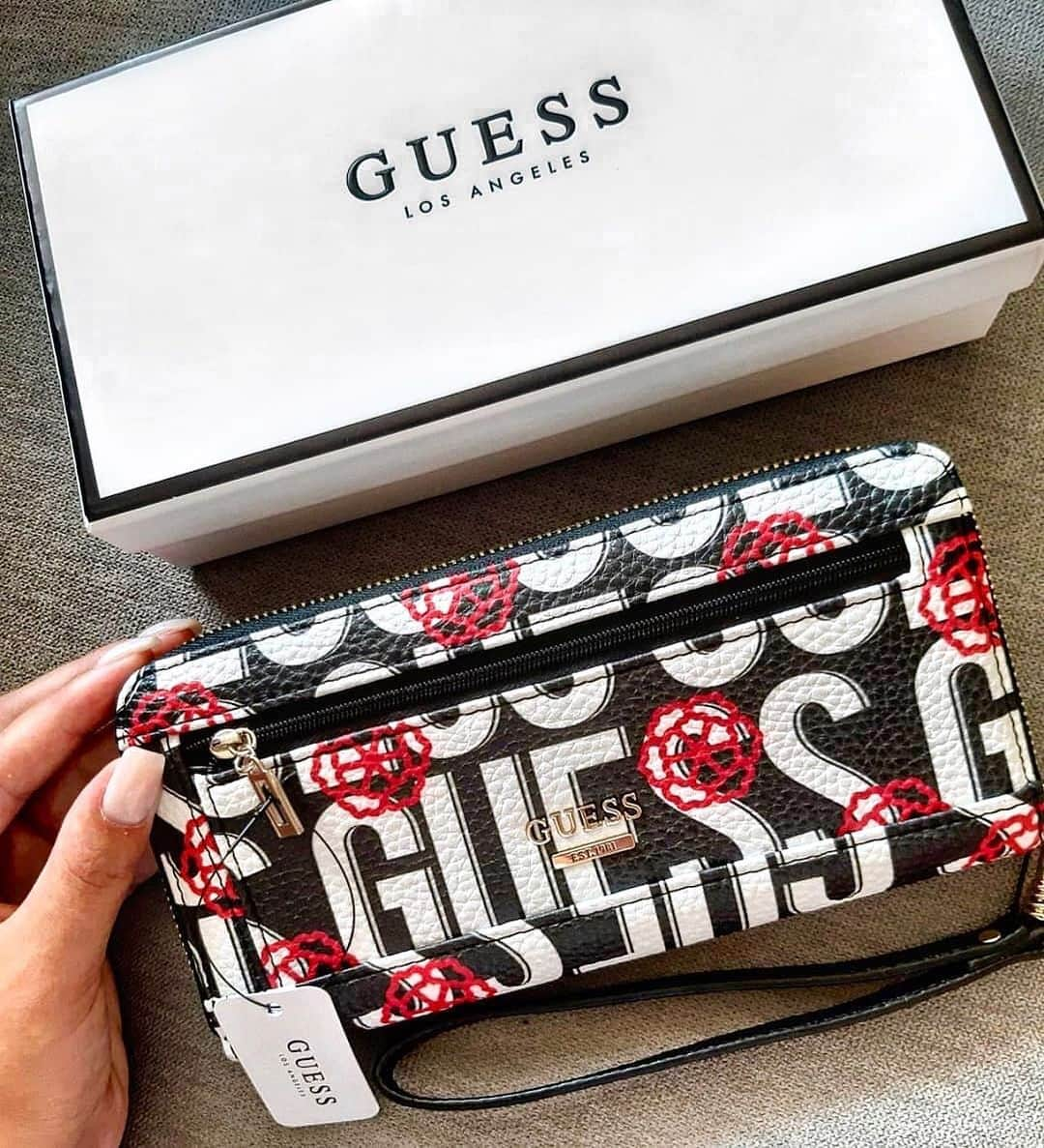 ゲスさんのインスタグラム写真 - (ゲスInstagram)「time for an update ♥️ #LoveGUESS」7月26日 3時55分 - guess