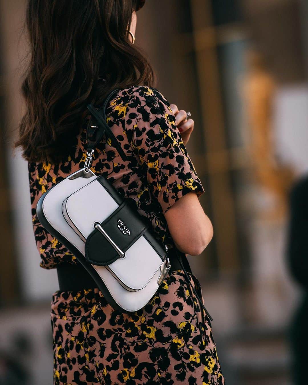 Saks Fifth Avenueのインスタグラム：「STREET SEEN: Reminiscent of the label’s iconic styles from the 90’s, @prada’s Sidonie takes the lead on the minimalist shoulder bag. #SaksStyle Image: @blaublutstreetstyle」