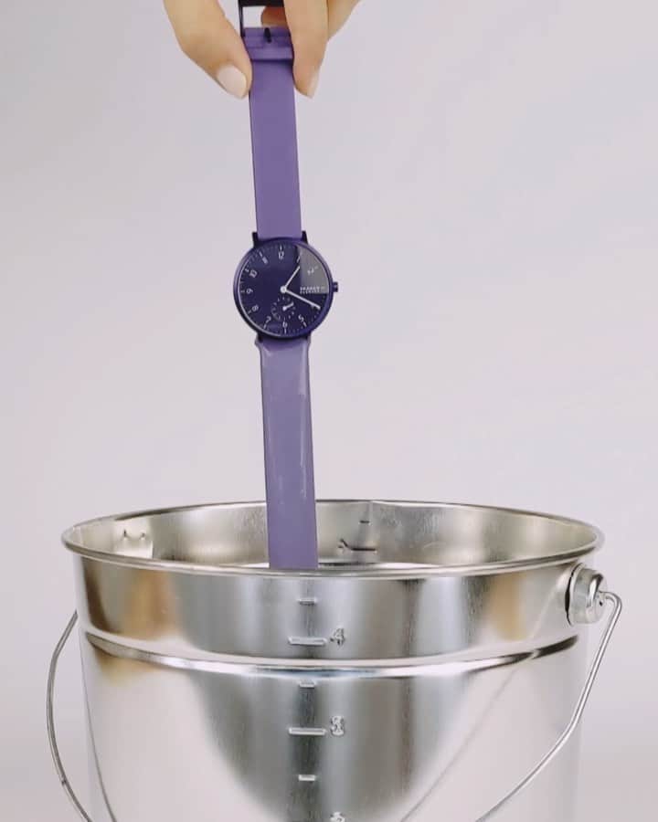 のインスタグラム：「YOUR most requested color is finally here. Introducing Aaren Kulor in purple! Available now in two sizes. Shop via our link in bio. #SKAGENincolor . . . . . #newarrival #purple #purplewatch #summerstyle #oddlysatisfying #satisfying #satisfyingvideos #magicvideo #paintvideo #asmr #sosatisfying #texure」