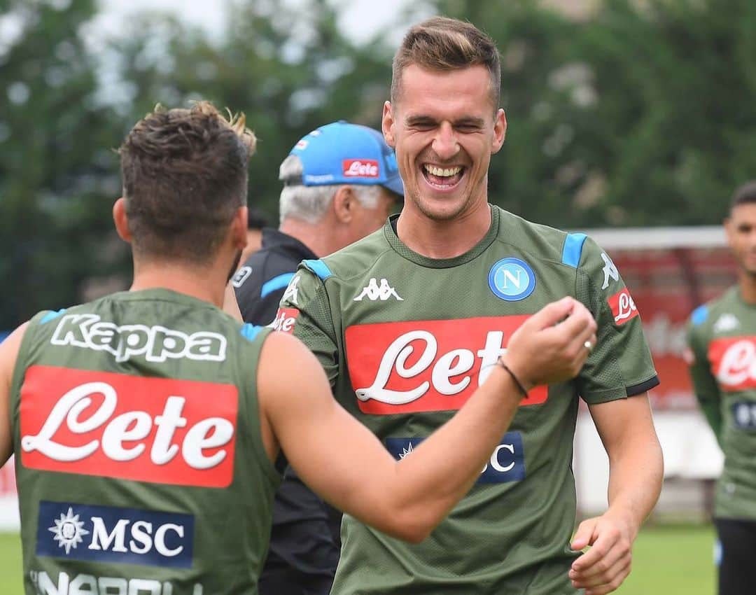 アルカディウシュ・ミリクのインスタグラム：「Friends will be friends🤣😂😂 #teamwork #teamspirit #ForzaNapoliSempre」