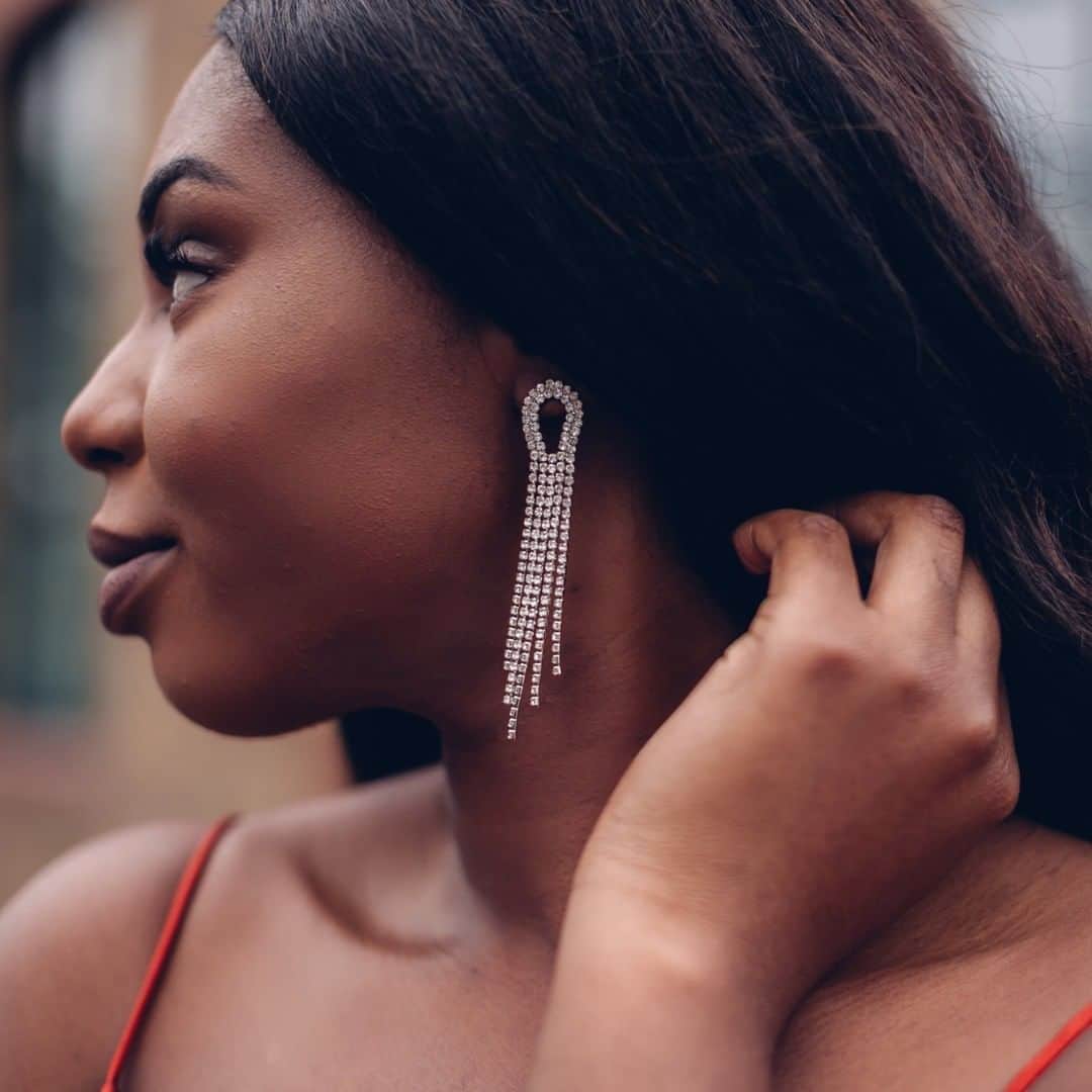 アクセサライズのインスタグラム：「Drench your weekend look in crystals with our pavé slinky drop earrings. Encrusted with diamantes, this pair descends into a trail of cup chains. 📷 @lolafaith 🔍7857681200 Tap the link in the bio to shop now.  #Accessorize #Accessorizer」