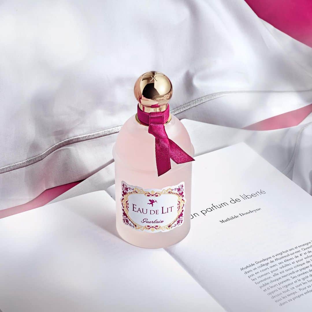 のインスタグラム：「Mr. Sandman, bring me a dream 💭 ⠀⠀⠀⠀⠀⠀⠀⠀⠀⠀ Drift off into a floral & fresh dream with #Guerlain Eau de lit. Dispense a few drops on your pillow at night or spray the sheets for the most glamorous sleep of your life. ⠀⠀⠀⠀⠀⠀⠀⠀⠀⠀ #guerlainparfumer #perfume #home #homecollection #perfumelovers #sotd #bedtimeroutine」