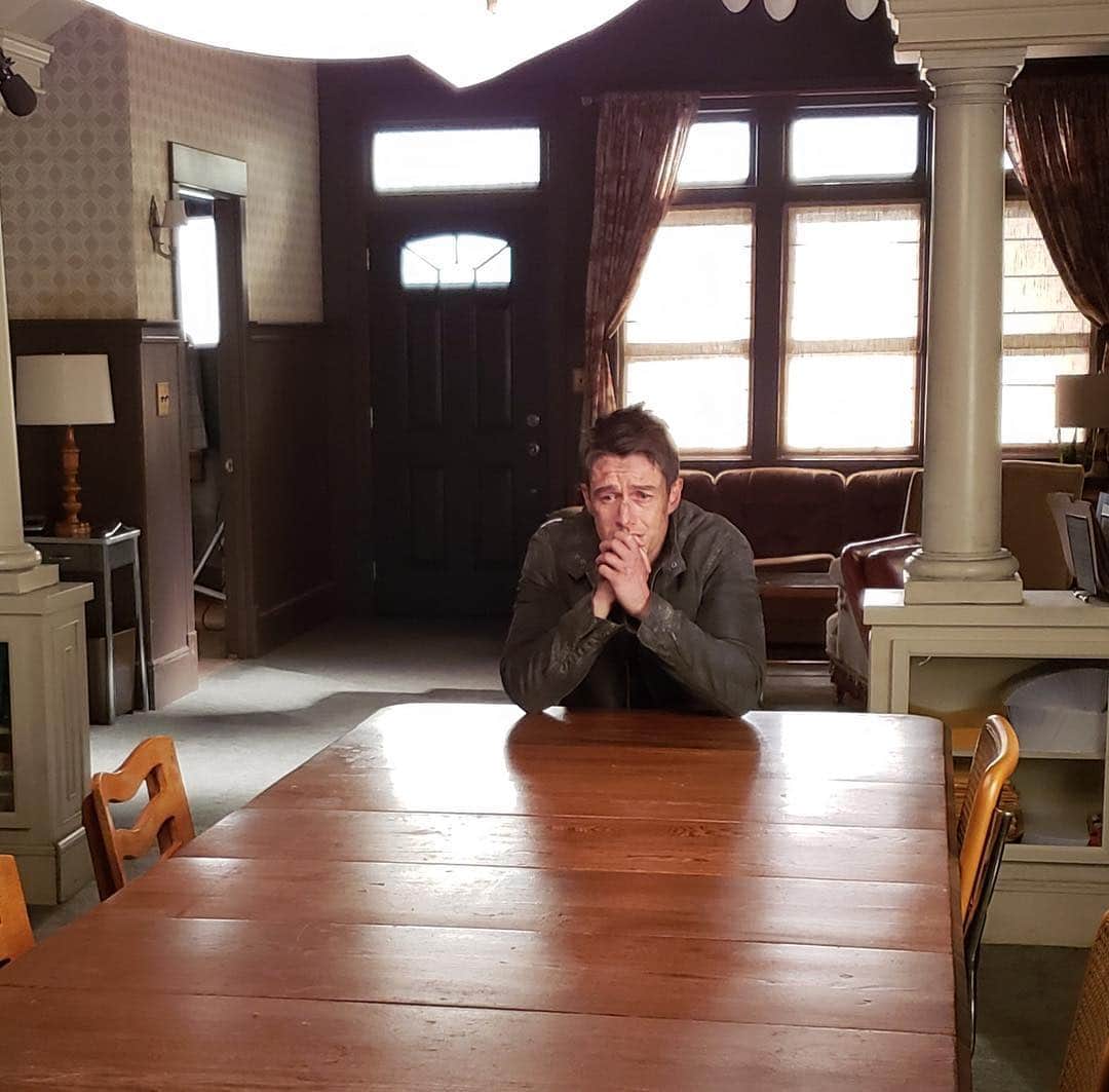 ロバート・バックリーのインスタグラム：「Tonight on iZombie, Major develops a gluten intolerance. . 📷: @fiveyearsbehindthebrains」