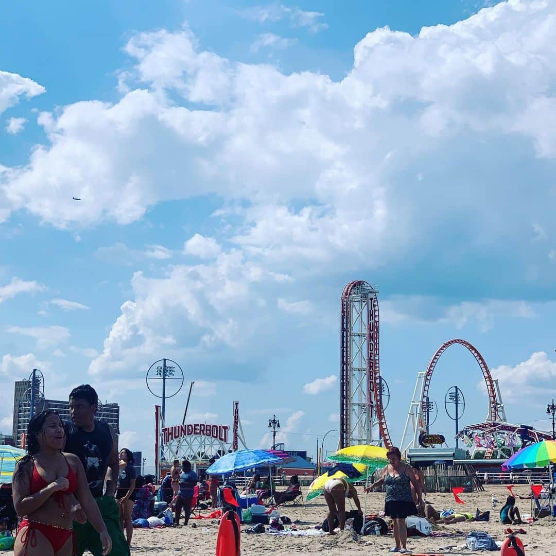 クリス智子さんのインスタグラム写真 - (クリス智子Instagram)「The Coney Island Beach.」7月26日 4時09分 - chris_tomoko