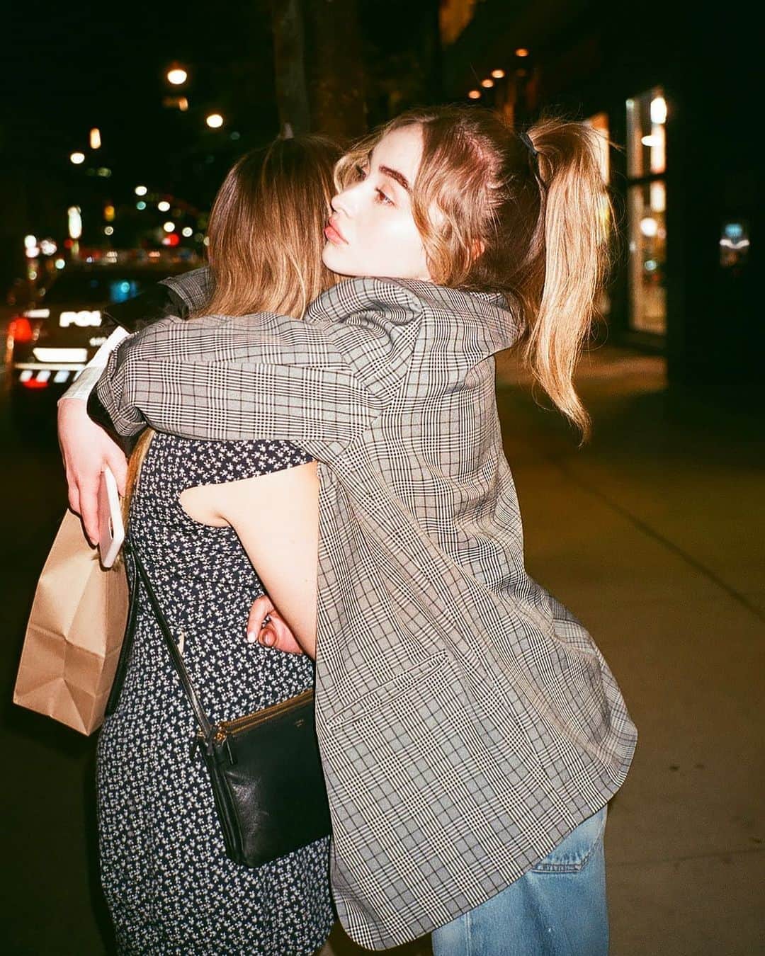 サブリナ・カーペンターのインスタグラム：「hugs are a mood」