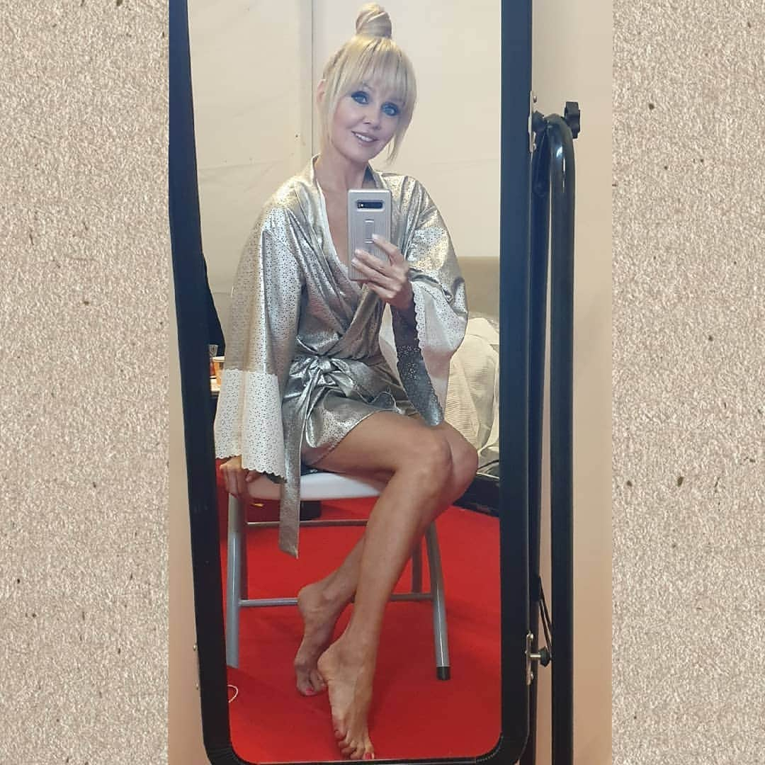 Valeriyaさんのインスタグラム写真 - (ValeriyaInstagram)「В гримерке. Готовимся к следующему выходу. Эммусик @emmasalimova , твой подарок пляжа не дождался -очень пригодился прямо сейчас. 👗👗👗❤️❤️❤️😘😘😘 #безфотошопаифильтров #жизньтакаякакесть @zharatv @zharafest #жаравбаку」7月26日 4時23分 - valeriya