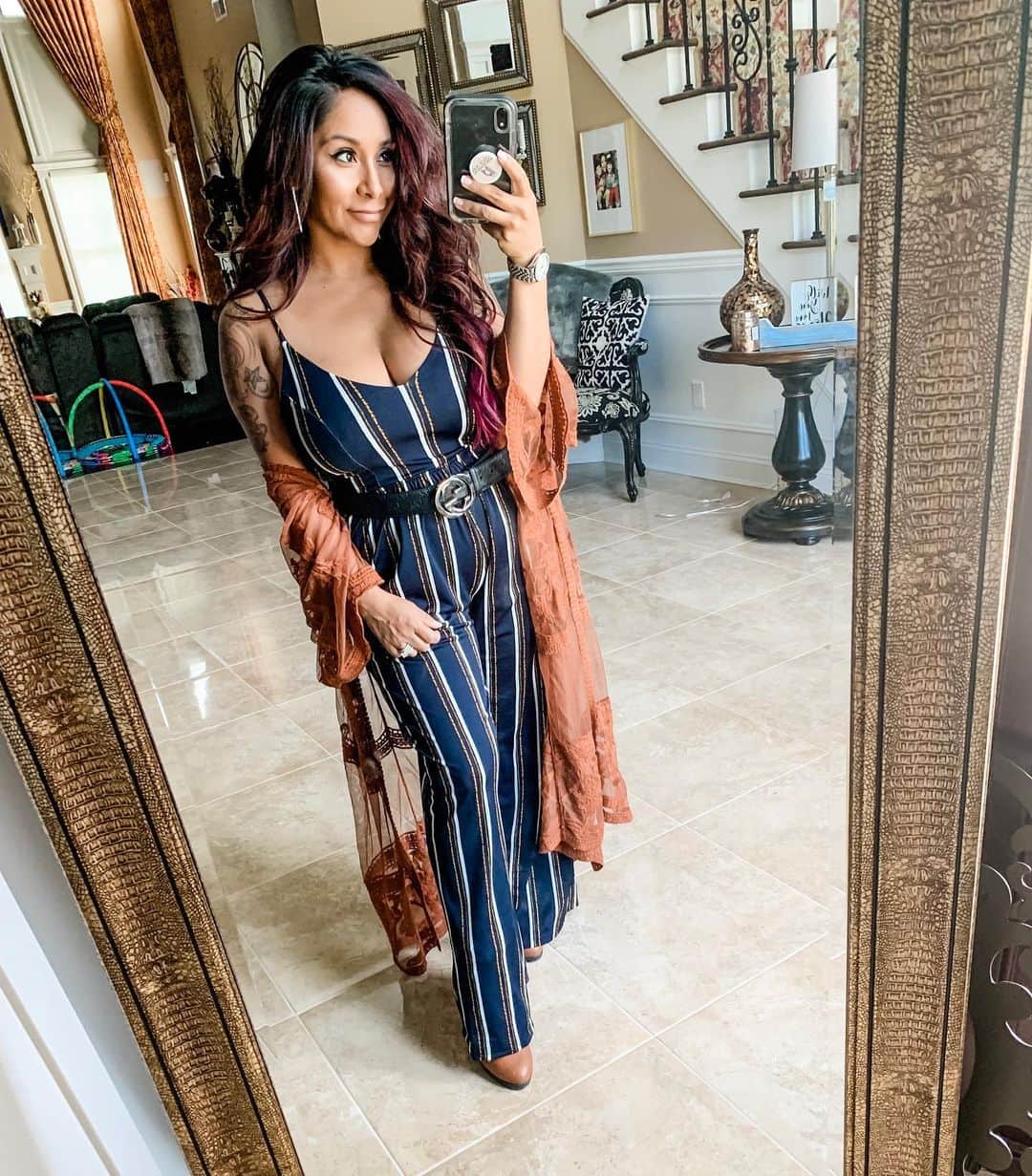 ニコール・ ポリッツィのインスタグラム：「Mawma off to see her roomies🖤 (jumpsuit from @thesnookishop)」