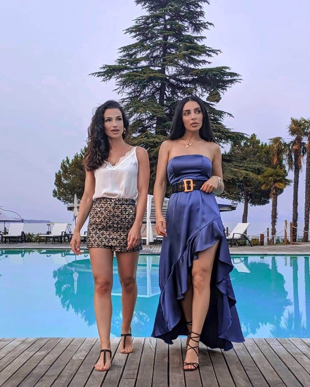 のインスタグラム：「Photo 1: Quand tu débarques dans une soirée avec ta pote 👀  Photo 2 : Quand tu te tapes des barres de rire que personne d’autre que vous deux ne peut comprendre ... 😂 Avec ma @sissymua qui est toute aussi folle que moi 😅du coup imaginez quand on se retrouve ! Ca fait des années qu’on se connaît, on ne se voit pas souvent mais ça se passe à chaque fois de la même façon et c’est ce que j’aime avec elle 💚 Taguez une pote avec laquelle vous rigolez non stop 😆 . #Italie #GoodVibesOnly #GirlsJustWannaHaveFun」