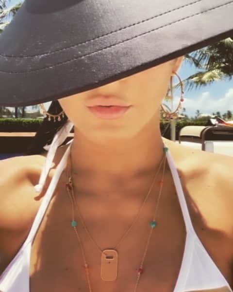 Claudia Leitteのインスタグラム：「#Random beeeem #Aleatório, meu Bebê! #TBT de quando eu tava enjoada, mas fazia vídeos cheios de “sensualidade hormonal”! Ps. Não procure entender! 🤣」