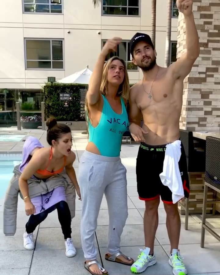Hannah Stockingのインスタグラム：「When another girl is talking to ur crush 😤👀@lelepons @jeff」
