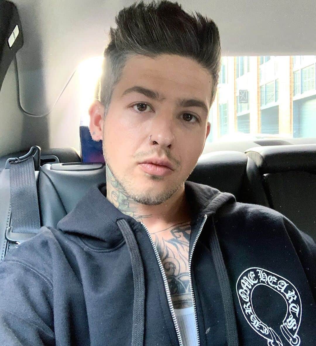 T・ミルズのインスタグラム：「Sometimes I order Uber pool and take selfies until the other passengers jump out」