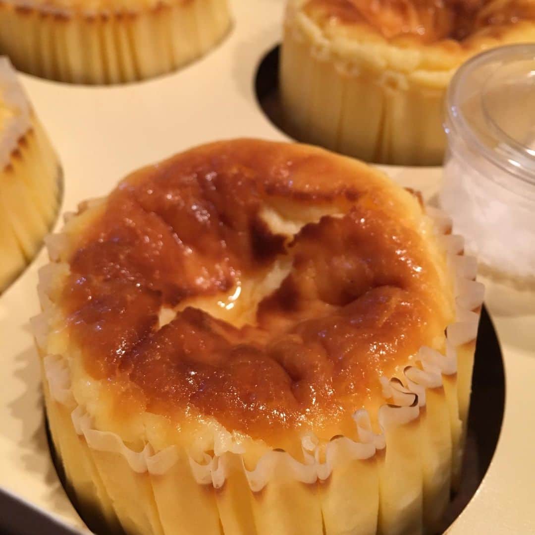 栗原由佳のインスタグラム：「久しぶりに通りかかったので買ってみた💕美味しくいただきました。 #ガスタ #チーズケーキ #バスクチーズケーキ #cheesecake #basquecheesecake」