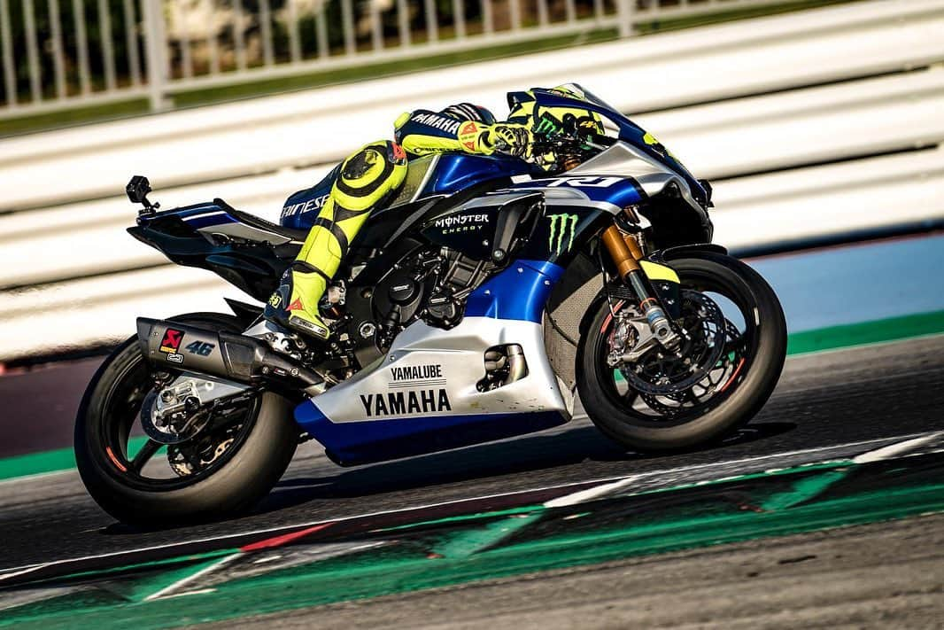 バレンティーノ・ロッシさんのインスタグラム写真 - (バレンティーノ・ロッシInstagram)「Back on track🔥 training at @misanoworldcircuit with my R1 and the @vr46ridersacademyofficial 📸 @camilss @alenbolla」7月26日 4時57分 - valeyellow46