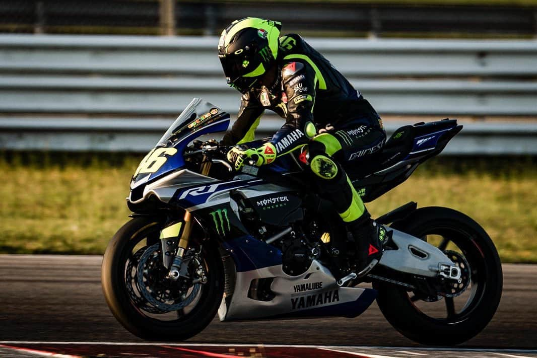 バレンティーノ・ロッシさんのインスタグラム写真 - (バレンティーノ・ロッシInstagram)「Back on track🔥 training at @misanoworldcircuit with my R1 and the @vr46ridersacademyofficial 📸 @camilss @alenbolla」7月26日 4時57分 - valeyellow46