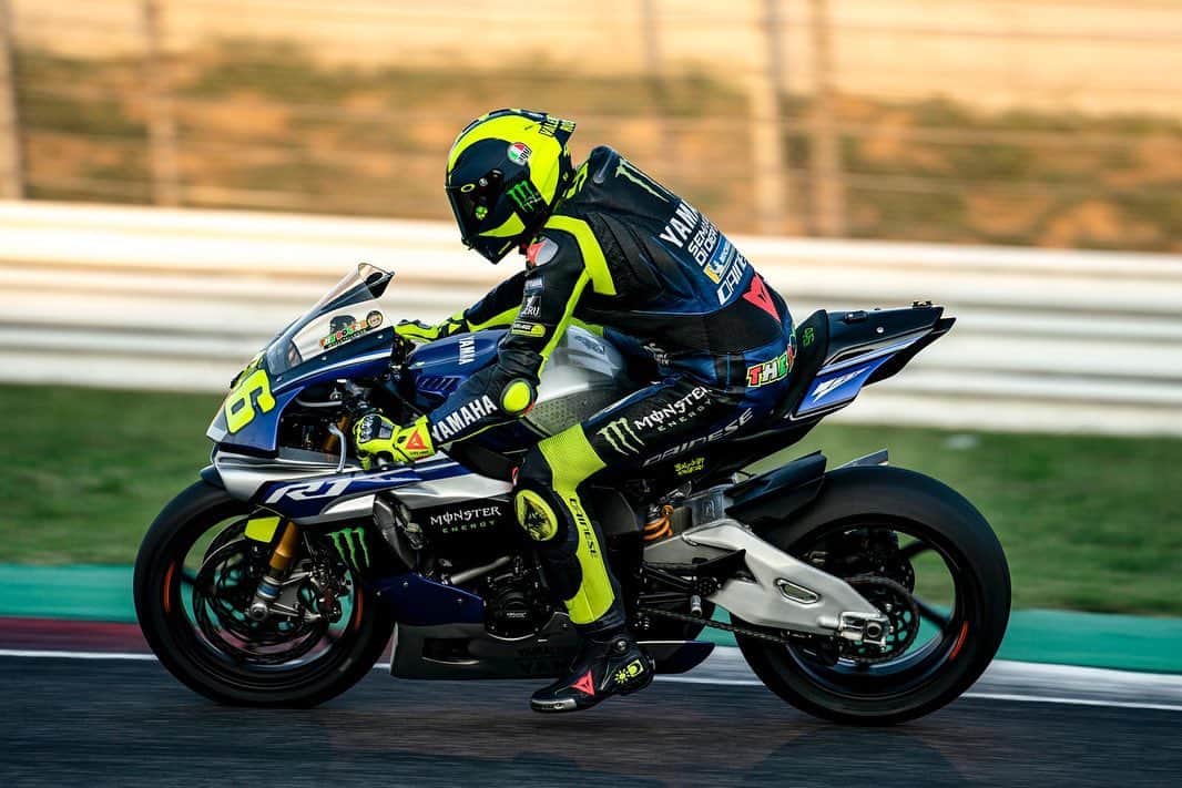 バレンティーノ・ロッシのインスタグラム：「Back on track🔥 training at @misanoworldcircuit with my R1 and the @vr46ridersacademyofficial 📸 @camilss @alenbolla」