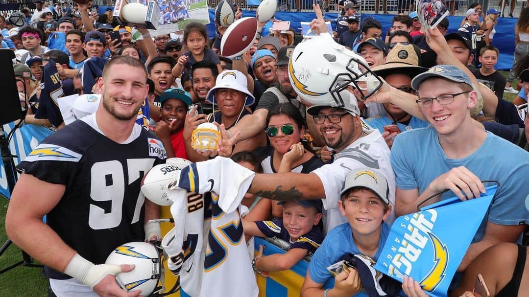 ジョーイ・ボサさんのインスタグラム写真 - (ジョーイ・ボサInstagram)「S/O to all the kids getting crushed at the front of the fence」7月26日 5時07分 - jbbigbear