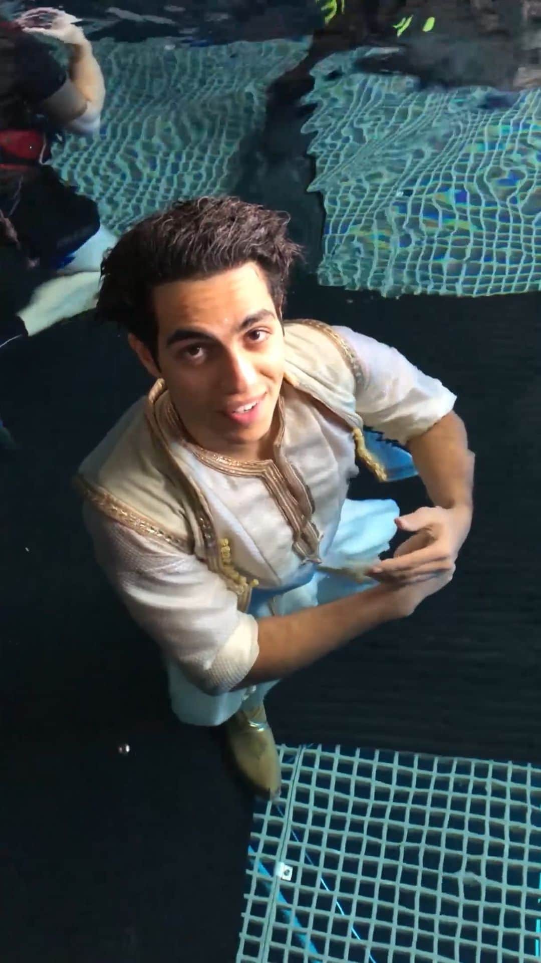 メナ・マスードのインスタグラム：「Alright time for some deep BTS. And trust me. This one was deep. About 18 feet deep. Fun fact: my mom was on set for about 5 minutes until she saw what I was doing that day and had to leave she was so scared 😂 one of the coolest sequences I’ve ever filmed for sure. Catch #Aladdin on Digital 8/27 and Blu-ray 9/10. @disneyaladdin」