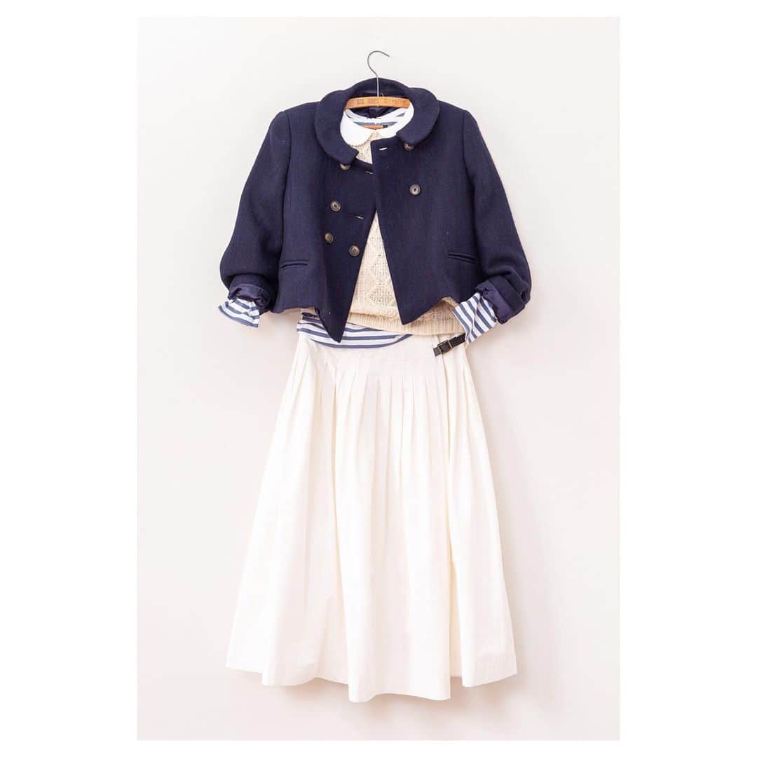 キャベジズ&ローゼズのインスタグラム：「Cold Weather Dreams 😊 The Hettie Jacket is the perfect transitional wear ❤️ Made in England from a beautiful Italian navy wool and cotton mix, Hettie has a charming peter pan collar, double breasted fastening and is waist length. We like to wear Hettie with the Priory Kilt, Peter Pan Collar Shirt and Charlie Vest. 👉Swipe to See More👈 #newinstore #italianfabrics #croppedjacket #transitionalwear #britishmade #britishfashion #madeinlondon #peterpancollar #cabbagesandroses #cabbagesandrosesfashion @christina_strutt @cabbagesandroses_shop 👆Link In Bio👆」