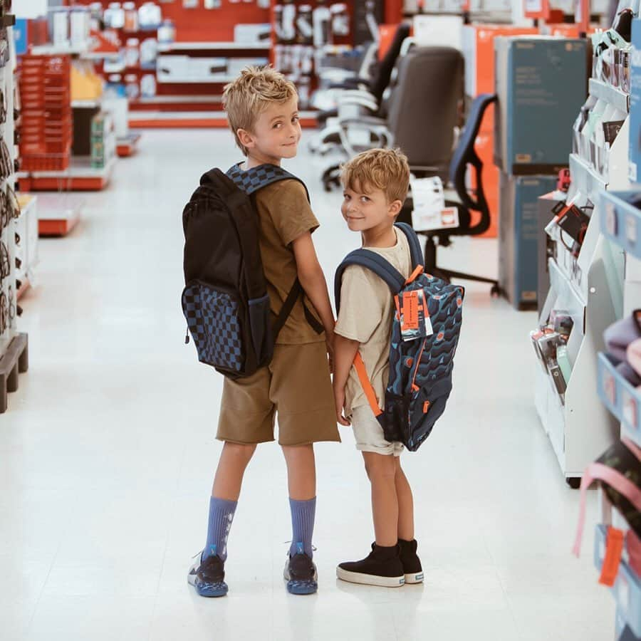 Cara Van Brocklinさんのインスタグラム写真 - (Cara Van BrocklinInstagram)「Summer is flying by too fast and its already time for back to school shopping! #ad The boys loved stocking up on things they will need for the classroom like backpacks, notebooks, and water bottles at @staplesstores ! How rad that @staplesstores gives 5% on your in-store purchase back to your kids’ teacher or classroom through their Classroom Rewards program when teachers sign up online! #BacktoSchoolandBeyond」7月26日 5時27分 - caraloren