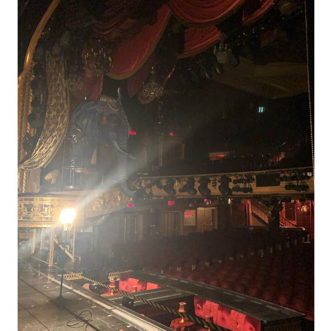 アーロン・トヴェイトのインスタグラム：「Soon this ghost light will go out, and the lights of the Moulin Rouge Broadway Production will turn on! How do you describe years of people’s work. Ups and downs. Sweat and tears. Heart, soul, and love.  This group of hundreds of incredible artists that have poured themselves into this show is remarkable  From downtown. To Boston To the Al Hirschfeld  I am so grateful to get to step onto a Broadway stage, the first since 2011, with these amazing people, this leviathan of a show, and this special story.  To Freedom To Beauty To Truth  And to Love.」