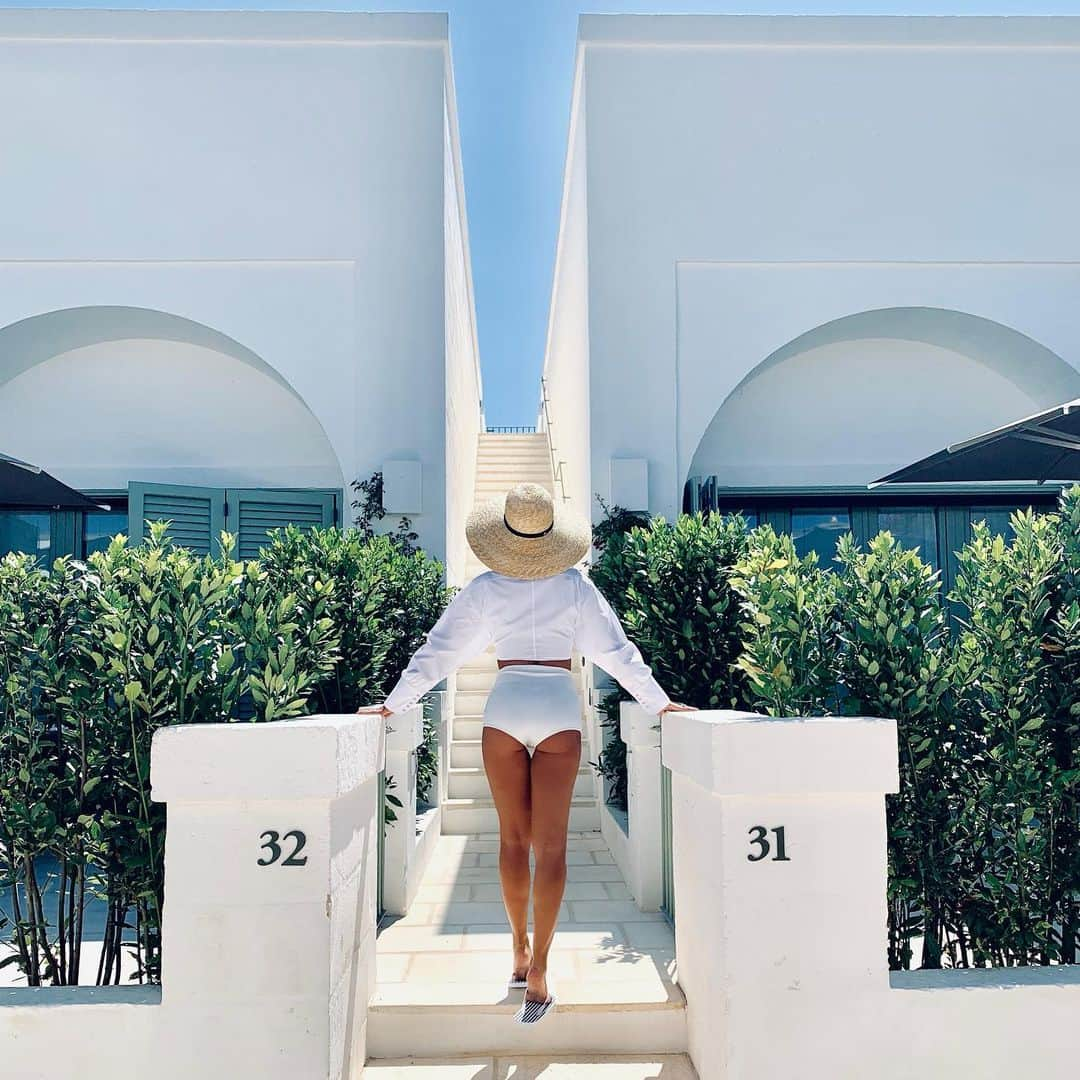 Mariana Riosさんのインスタグラム写真 - (Mariana RiosInstagram)「E agora? 31 ou 32? 😅🌷💙 eu to encantada por esse hotel @masseriatorremaizza 💕 @roccofortehotels @luxelatam」7月26日 5時38分 - marianarios