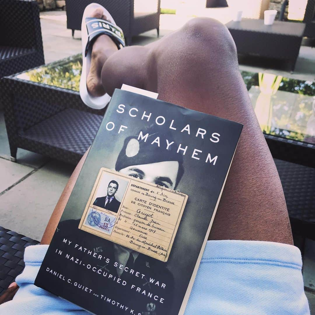 レイ・アレンさんのインスタグラム写真 - (レイ・アレンInstagram)「Reading a book gives us somewhere to go when we stay where we are! #summerreading #scholarsofmayhem #mustread」7月26日 5時38分 - trayfour