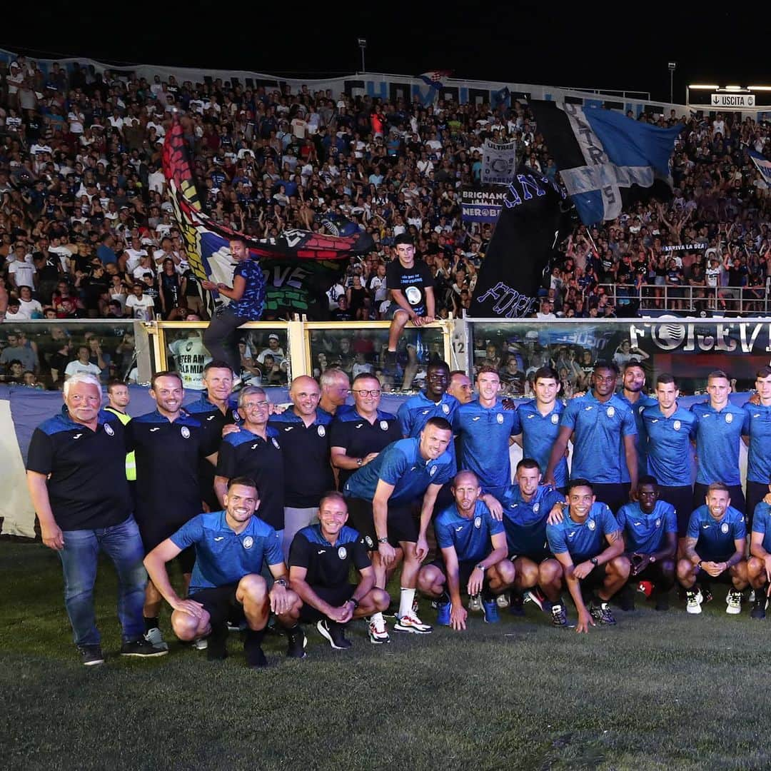 アタランタBCさんのインスタグラム写真 - (アタランタBCInstagram)「Entusiasmo, calore, passione, amore 🖤💙 Al #GewissStadium una marea nerazzurra ha accolto la squadra per il consueto saluto di inizio stagione 🙌 What a night at Gewiss Stadium! The team greeted our fans before leaving for the UK 👋🏼 - #GoAtalantaGo ⚫️🔵 #AtalantaLife 🖤💙 #Atalanta3uropa 🇪🇺 #Atalanta #football #fans」7月26日 5時51分 - atalantabc