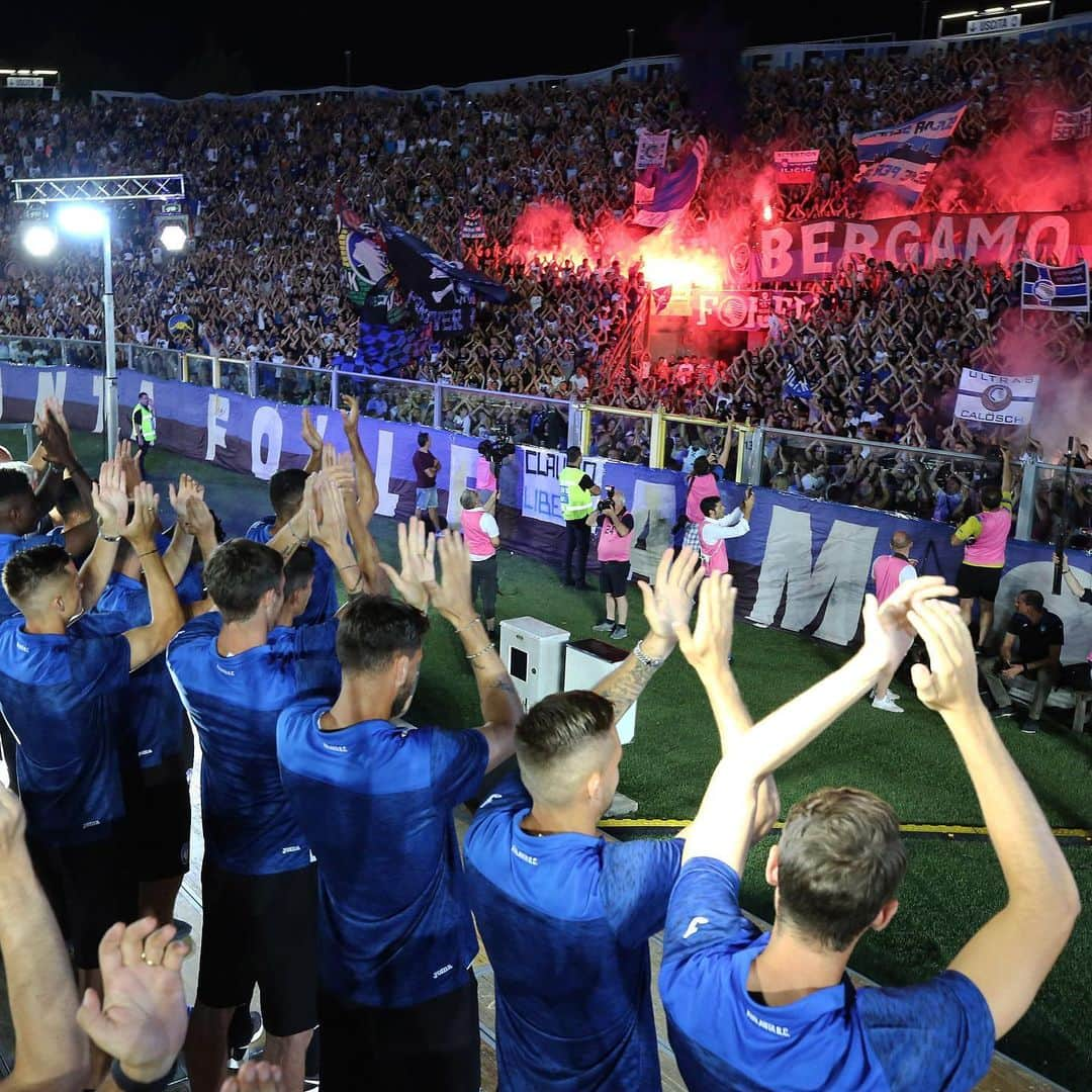 アタランタBCさんのインスタグラム写真 - (アタランタBCInstagram)「Entusiasmo, calore, passione, amore 🖤💙 Al #GewissStadium una marea nerazzurra ha accolto la squadra per il consueto saluto di inizio stagione 🙌 What a night at Gewiss Stadium! The team greeted our fans before leaving for the UK 👋🏼 - #GoAtalantaGo ⚫️🔵 #AtalantaLife 🖤💙 #Atalanta3uropa 🇪🇺 #Atalanta #football #fans」7月26日 5時51分 - atalantabc