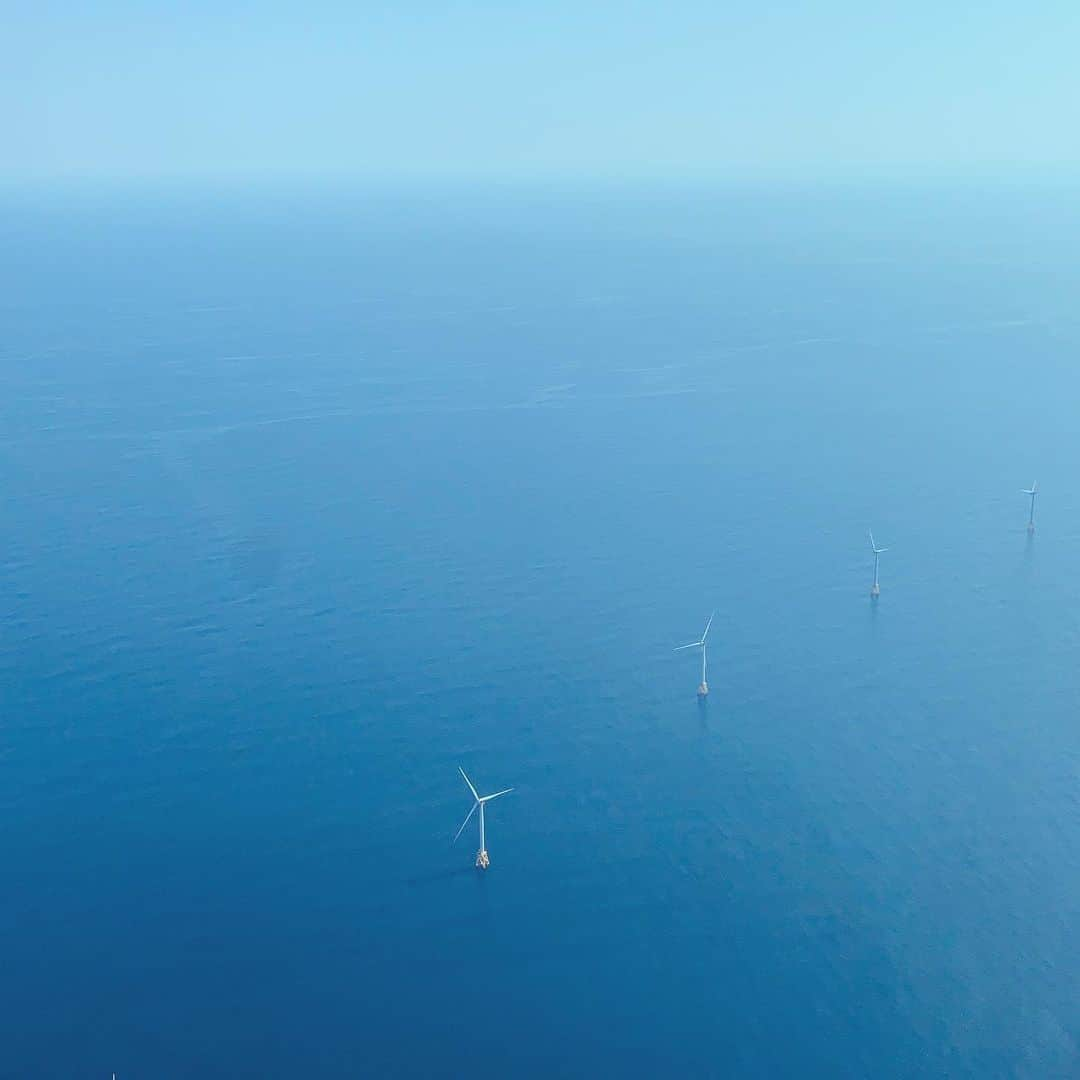 グウィネス・パルトローさんのインスタグラム写真 - (グウィネス・パルトローInstagram)「Wind farm, the Atlantic 💙」7月26日 5時53分 - gwynethpaltrow