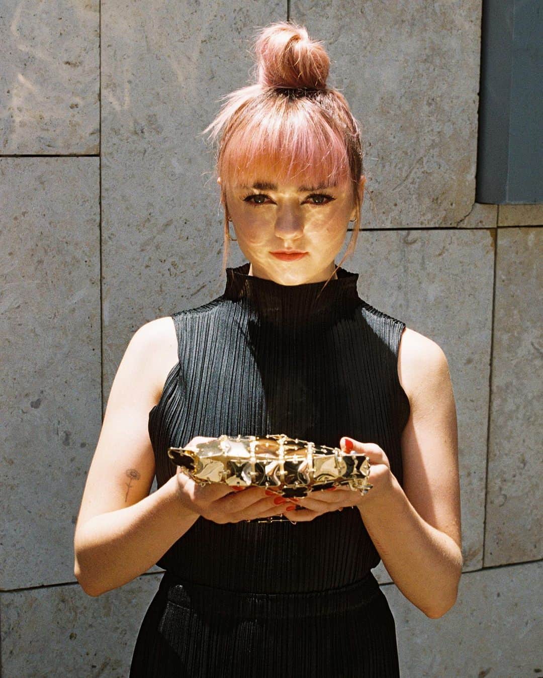 メイジー・ウィリアムズのインスタグラム：「thank you to everyone who came down for our last game of thrones comic con panel, i laughed lots and i hope you did too. i partnered #withFarfetch to create these looks and they got me feeling all kinds of 🧚🏼‍♀️ photos by @reubenselby」