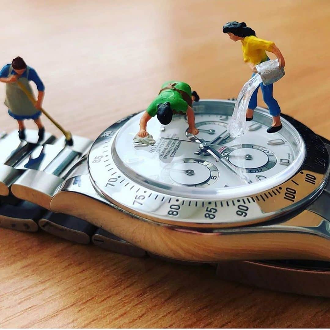 Daily Watchさんのインスタグラム写真 - (Daily WatchInstagram)「Do you remember to clean your watches? 😄🧽 Rolex Daytona getting some attention. Photo by @watchcog」7月26日 6時22分 - dailywatch