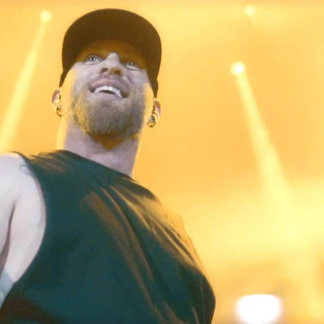 Vevoさんのインスタグラム写真 - (VevoInstagram)「@BrantleyGilbert gets personal about how he's balancing life as a touring musician with fatherhood in "Man That Hung The Moon." Watch now. ⠀⠀⠀⠀⠀⠀⠀⠀⠀ ▶️[Link in bio] #BrantleyGilbert」7月26日 6時34分 - vevo