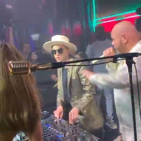 ファンクマスター・フレックスのインスタグラム：「Jennifer’s Party was epic! This video proves it. 🔥🌴🎥 This is what happens when Khaled, Fat Joe, Ashanti and DJ Cassidy tear up the stage in 95 degree heat! I see you Enrique Santos and Emily Estefan! Via: @robmillermia」