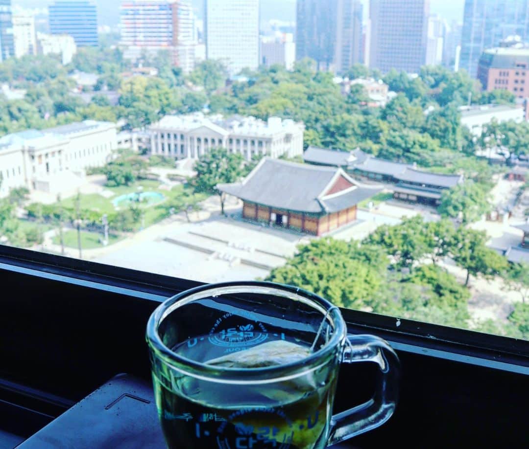 大桃美代子さんのインスタグラム写真 - (大桃美代子Instagram)「ソウルの市庁前の絶景カフェ。  菊花茶をいただきました。  古宮を見ながらの一杯。  いいです。ここ。  詳しくは、7/26日のブログに。。 プロフィールから飛んでくださいね。😝 https://ameblo.jp/momo-tane/entry-12497890870.html #カフェ#カフェ巡り #ソウルカフェ#絶景#カフェ好きな人と繋がりたい#韓国旅行#ソウルインスタ映え#気分はメーテル#韓国撮ってみた#funtotrip#jalで世界まんぷく旅#歴史の舞台になった場所」7月26日 6時36分 - miyoko_omomo