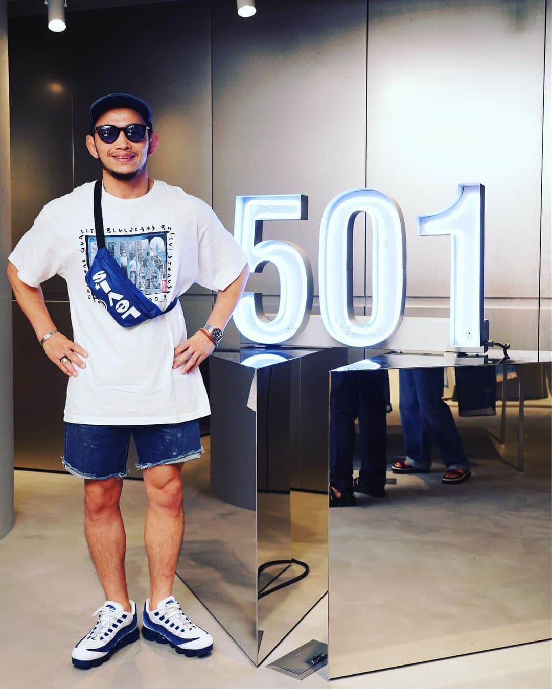 宇野薫さんのインスタグラム写真 - (宇野薫Instagram)「#宇野薫のテーマがありすぎコーディネート (Levi’s ® HARAJUKU FLAGSHIP PRE-OPENING PARTY 編)  #宇野薫 #ロゴがさかさまですみません #levis #levis501  #levis501xx #levis501xxカットオフ #リーバイス #リーバイス501 #リーバイスtシャツ #airmax95vapormax #airmax95 #ゴローズ #goros #newerajapan #stussyeyegear  #stussy #caoluno」7月26日 6時59分 - caoluno