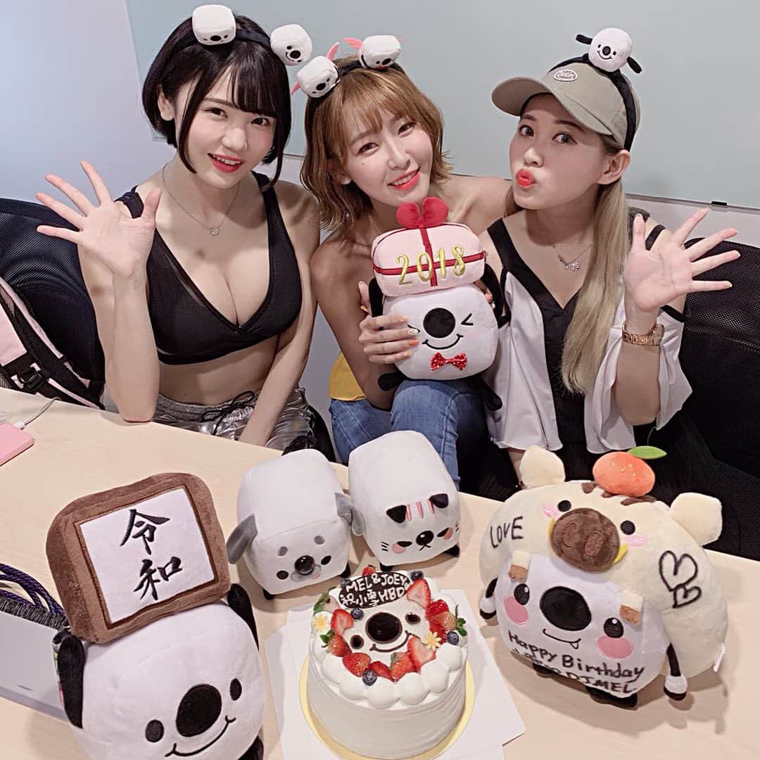 のインスタグラム：「Gleeting 🙌 at 17 office 台北 🇹🇼台湾主播 @siawase726 🇭🇰香港主播 @joeylau116 生日快樂小雪☃️❄️ . 17で世界No.1フォロワー75万人の小雪さんに会ってきたけど、本当に綺麗でいい子だった💕 . #17live #17media #イチナナライブ #chicassexys #sexy #followｍe #follow」