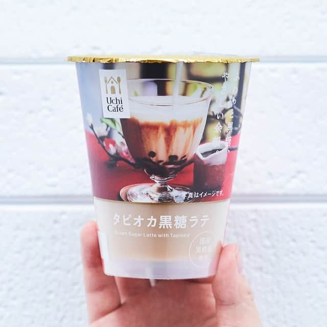 ローソン さんのインスタグラム写真 - (ローソン Instagram)「ウチカフェドリンクに人気のタピオカドリンクが新発売♪ミルクと黒糖蜜の相性がばっちりの「タピオカ黒糖ラテ」です(^^) #ローソン #ウチカフェ #LAWSON #uchicafe #タピオカ黒糖ラテ #黒糖ラテ #タピオカドリンク #タピオカ #タピオカグラム #タピ活 #黒糖 #台湾スイーツ #台湾ドリンク #tapioca #tea #teatime #tealover #instagood #instadrink #drinkstagram #japanesefood #instagood #foodstagram #foodpics」7月26日 7時00分 - akiko_lawson