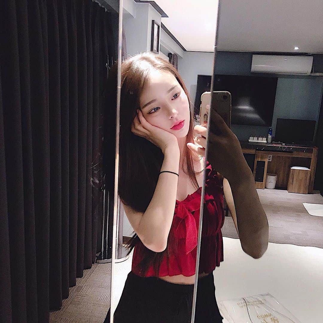 ダユンさんのインスタグラム写真 - (ダユンInstagram)「여행가고 싶어서 😳♥️ 저번에 강원도 속초 여행 갔을때 묵었던 예쁘고 깔끔한 호텔  고데기부터 안마기까지 있더라구요 센스 대박...👍🏻👍🏻 호텔 5분 거리에 해변도 있고 맛집이 수두룩해서  어디를 갈지 한참 고민했어요 행복한 고민 ღ˘◡˘ற♡.｡oO  만석닭강정 진짜 꿀맛에 봉포머구리집 물회까지  라벤더 정원은 시즌이 끝나서 너무 아쉬웠지만 😢  강원도 여행 갈 계획 있으신 분들 여기 추천드려요 !! 다음에는 더 많은 먹방 찍고 와야지 뀨 . .  #호텔파티오 #호캉스」7月26日 7時08分 - 2__yun__2
