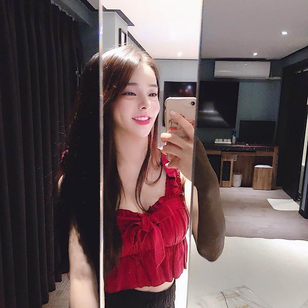 ダユンさんのインスタグラム写真 - (ダユンInstagram)「여행가고 싶어서 😳♥️ 저번에 강원도 속초 여행 갔을때 묵었던 예쁘고 깔끔한 호텔  고데기부터 안마기까지 있더라구요 센스 대박...👍🏻👍🏻 호텔 5분 거리에 해변도 있고 맛집이 수두룩해서  어디를 갈지 한참 고민했어요 행복한 고민 ღ˘◡˘ற♡.｡oO  만석닭강정 진짜 꿀맛에 봉포머구리집 물회까지  라벤더 정원은 시즌이 끝나서 너무 아쉬웠지만 😢  강원도 여행 갈 계획 있으신 분들 여기 추천드려요 !! 다음에는 더 많은 먹방 찍고 와야지 뀨 . .  #호텔파티오 #호캉스」7月26日 7時08分 - 2__yun__2