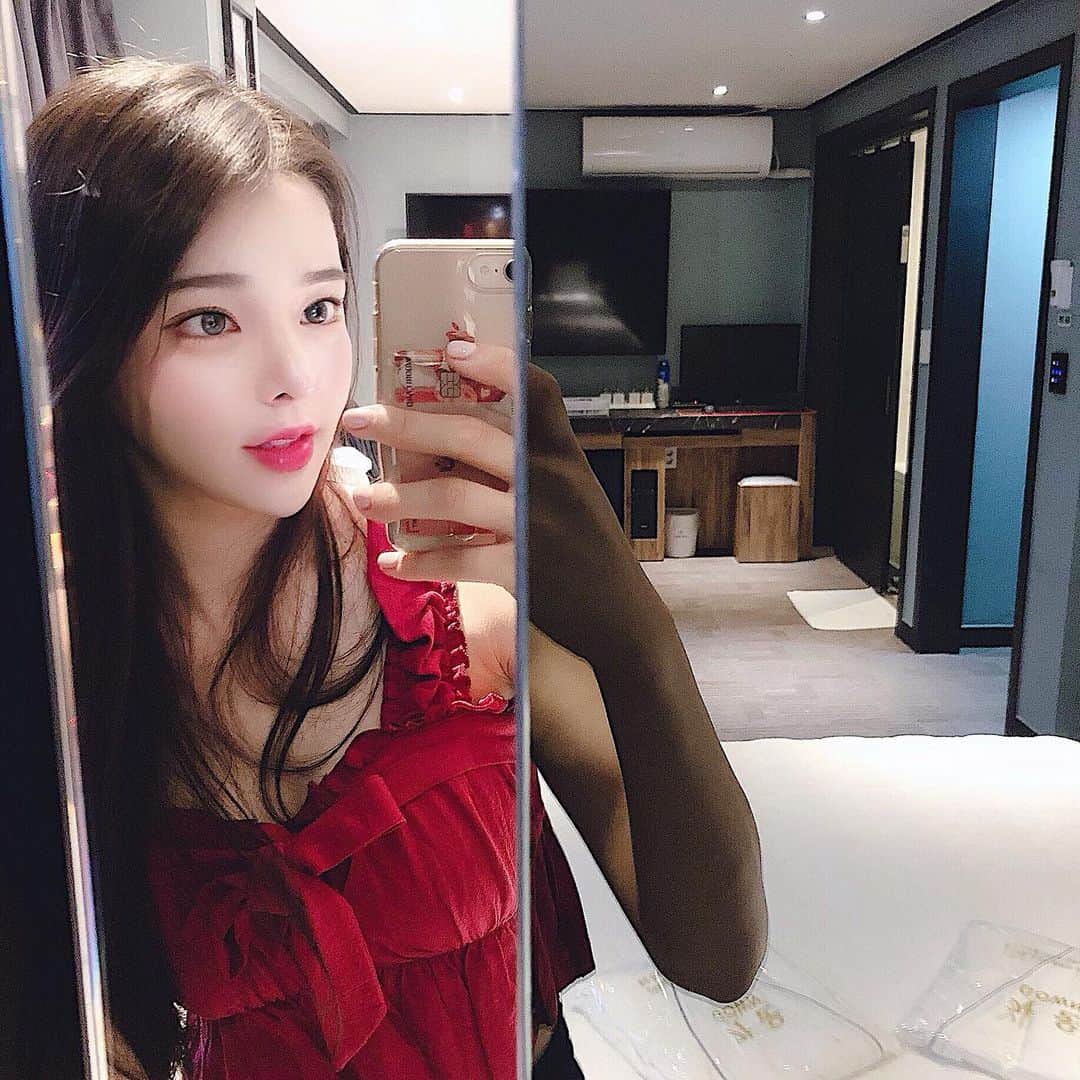 ダユンさんのインスタグラム写真 - (ダユンInstagram)「여행가고 싶어서 😳♥️ 저번에 강원도 속초 여행 갔을때 묵었던 예쁘고 깔끔한 호텔  고데기부터 안마기까지 있더라구요 센스 대박...👍🏻👍🏻 호텔 5분 거리에 해변도 있고 맛집이 수두룩해서  어디를 갈지 한참 고민했어요 행복한 고민 ღ˘◡˘ற♡.｡oO  만석닭강정 진짜 꿀맛에 봉포머구리집 물회까지  라벤더 정원은 시즌이 끝나서 너무 아쉬웠지만 😢  강원도 여행 갈 계획 있으신 분들 여기 추천드려요 !! 다음에는 더 많은 먹방 찍고 와야지 뀨 . .  #호텔파티오 #호캉스」7月26日 7時08分 - 2__yun__2