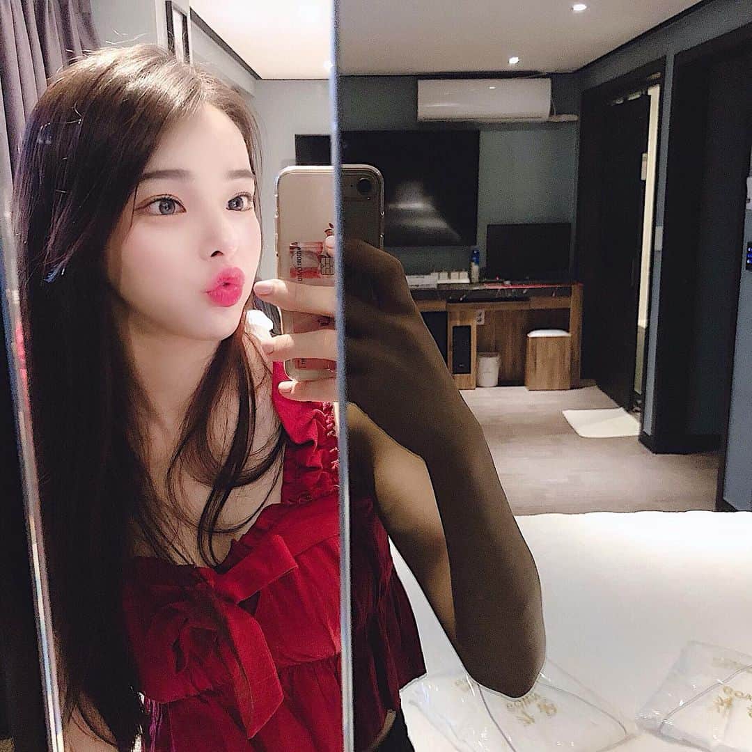 ダユンさんのインスタグラム写真 - (ダユンInstagram)「여행가고 싶어서 😳♥️ 저번에 강원도 속초 여행 갔을때 묵었던 예쁘고 깔끔한 호텔  고데기부터 안마기까지 있더라구요 센스 대박...👍🏻👍🏻 호텔 5분 거리에 해변도 있고 맛집이 수두룩해서  어디를 갈지 한참 고민했어요 행복한 고민 ღ˘◡˘ற♡.｡oO  만석닭강정 진짜 꿀맛에 봉포머구리집 물회까지  라벤더 정원은 시즌이 끝나서 너무 아쉬웠지만 😢  강원도 여행 갈 계획 있으신 분들 여기 추천드려요 !! 다음에는 더 많은 먹방 찍고 와야지 뀨 . .  #호텔파티오 #호캉스」7月26日 7時08分 - 2__yun__2